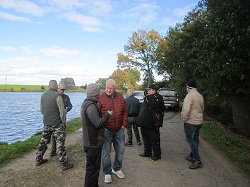 Kollegen beim Zusehen